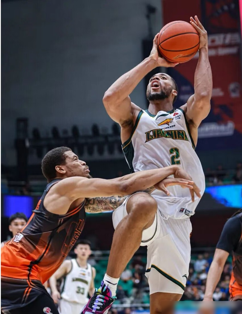 杨鸣、郭艾伦解说台直接开撕！辽篮季后赛打山东，这对师徒却在两个平台隔空...