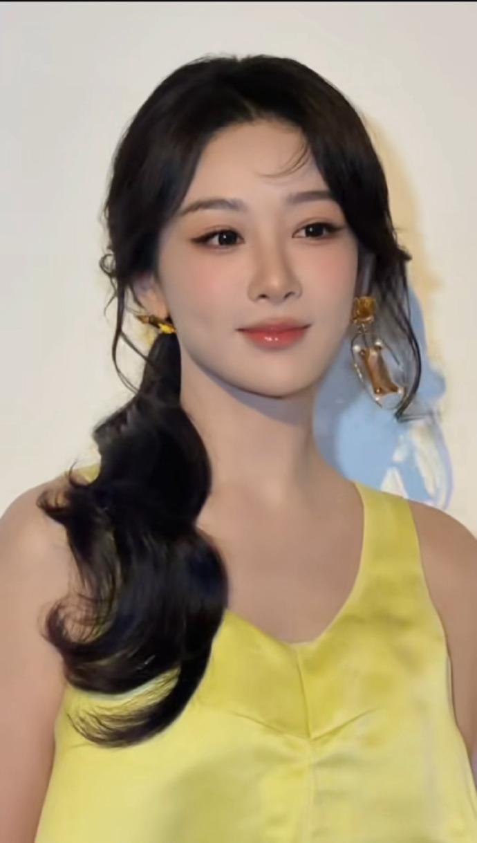 最近杨紫亮相巴黎时装周，她这次搭配的很漂亮，看上去特别的靓丽。她里面穿了一件
