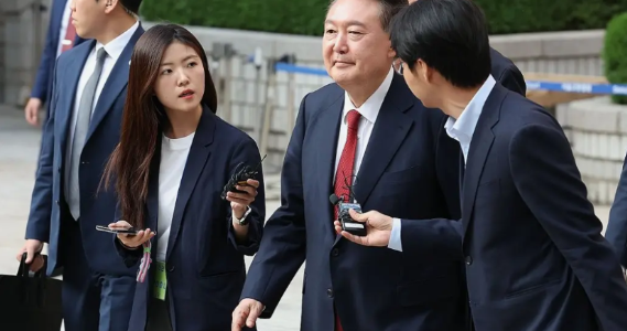 尹锡悦出事后近况照片：出席第五次庭审。一语不发。时间是5月26日上午。当天上