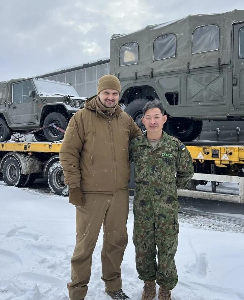 日本向乌克兰交付了一批军车，以此用来对乌克兰的援助，这些车辆大多数都是SUV，有