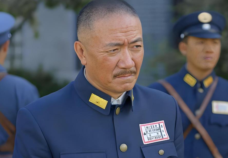 图中这个酷似李云龙的男人名叫马占山，都说张大帅去日本贷款，连个充电宝都借不出来