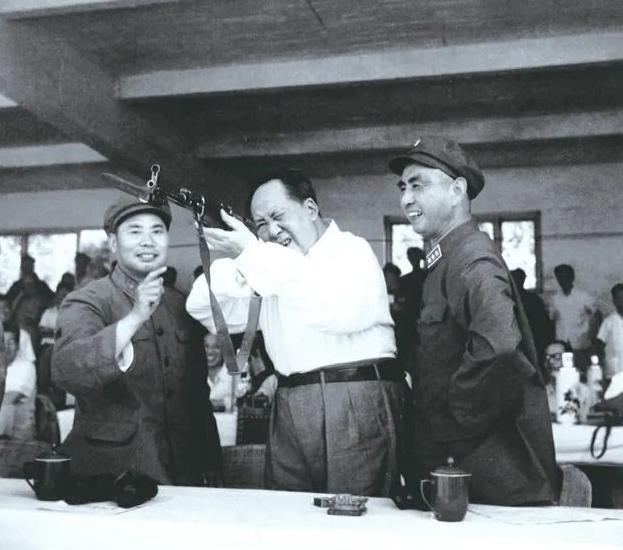 毛主席的“甲字第一号”持枪证，为何枪号、子弹栏全是空白？ 这不是工作人员疏忽