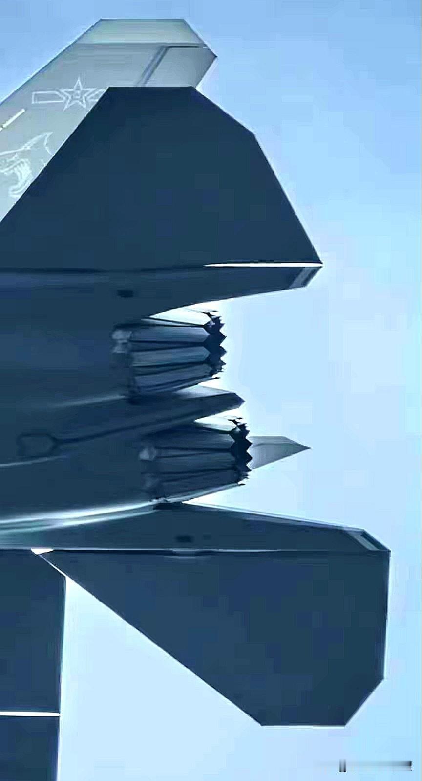 全球两款弹射型五代舰载机歼-35与F-35的尾钩对比，一个配备小型开合机