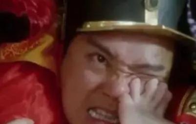 1992年，王晶拍摄《鹿鼎记》时，有一场脚趾头塞进鼻孔的戏，周星驰说：“除非是李