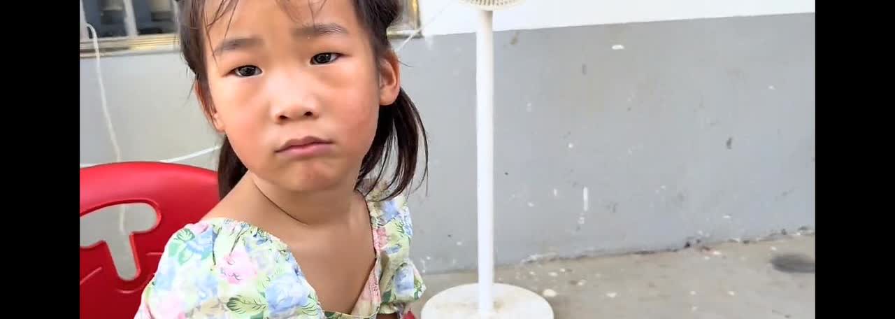 阿杜一家继续演戏，最后害得是孩子李佳带着孩子回到了阿杜家，阿杜问他最疼爱的小