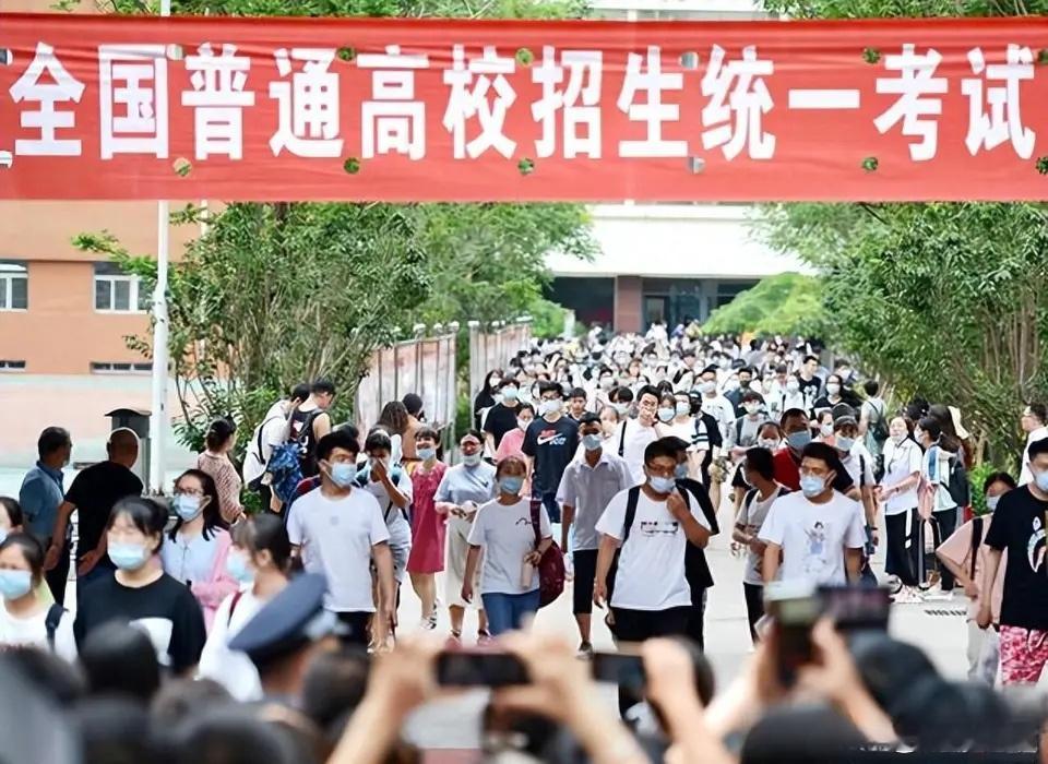 《28年前汗湿考卷 vs 今日全民护航：一代人的高考记忆反差杀！》