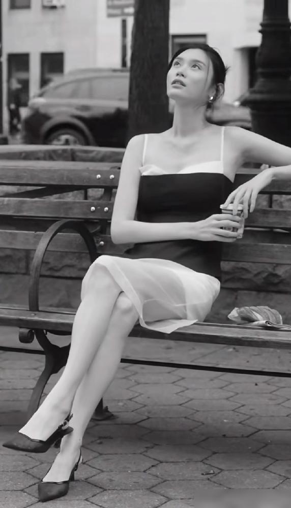 豪门阔太奚梦瑶，这次把脸洗干净了。纽约上西区，2026春季大片，她直接素颜上