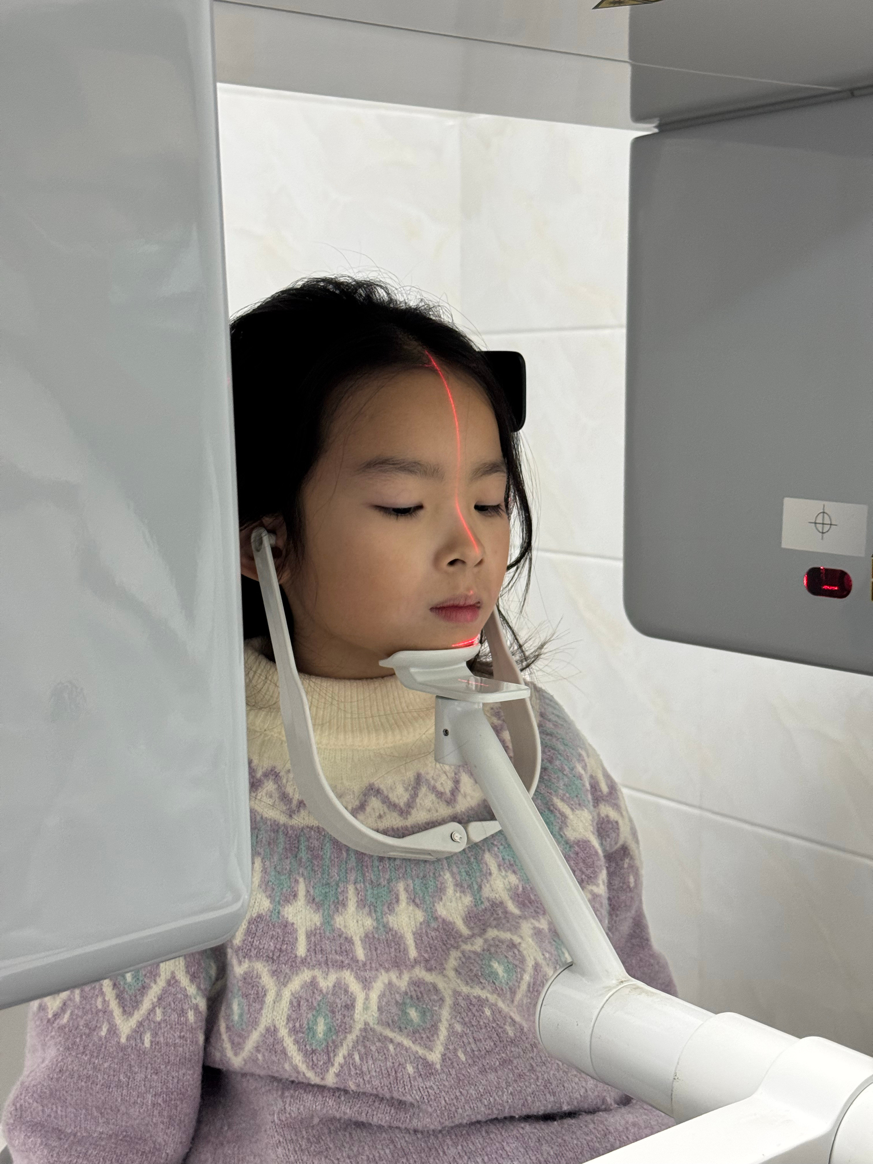 全瓷牙冠第一步做完啦！！！三个表情代表我的心路历程今天周末人好多到了牙科诊所等了