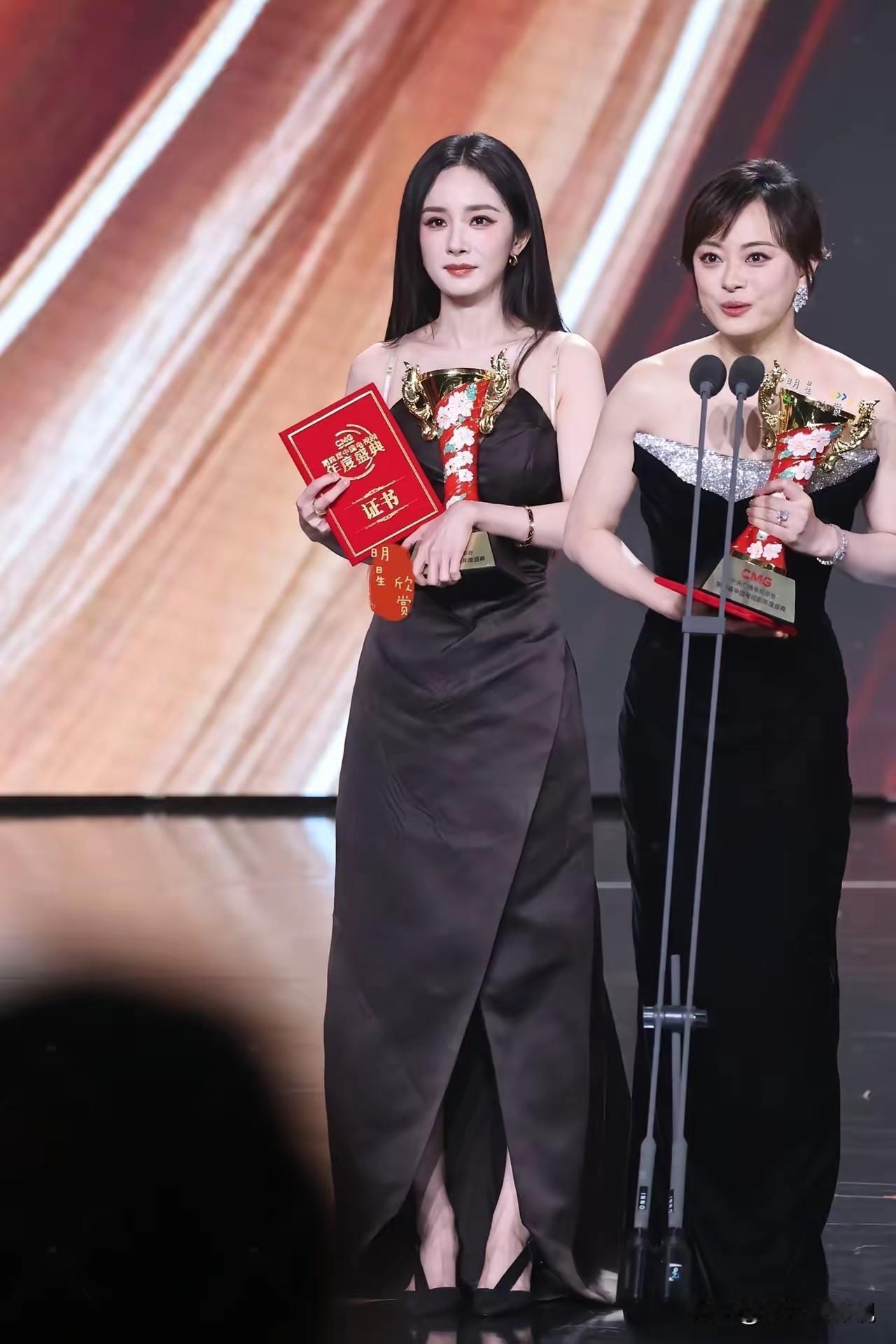 杨幂太可怕了！看了昨晚的中国电视剧年度盛典，觉得杨幂太可怕了，不是说她气质不