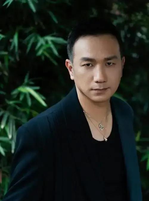 黄觉宣布告别古装戏，不关乎片酬搭档，纯因古装拍摄太磨人。与郑晓龙合作时剧本没看完