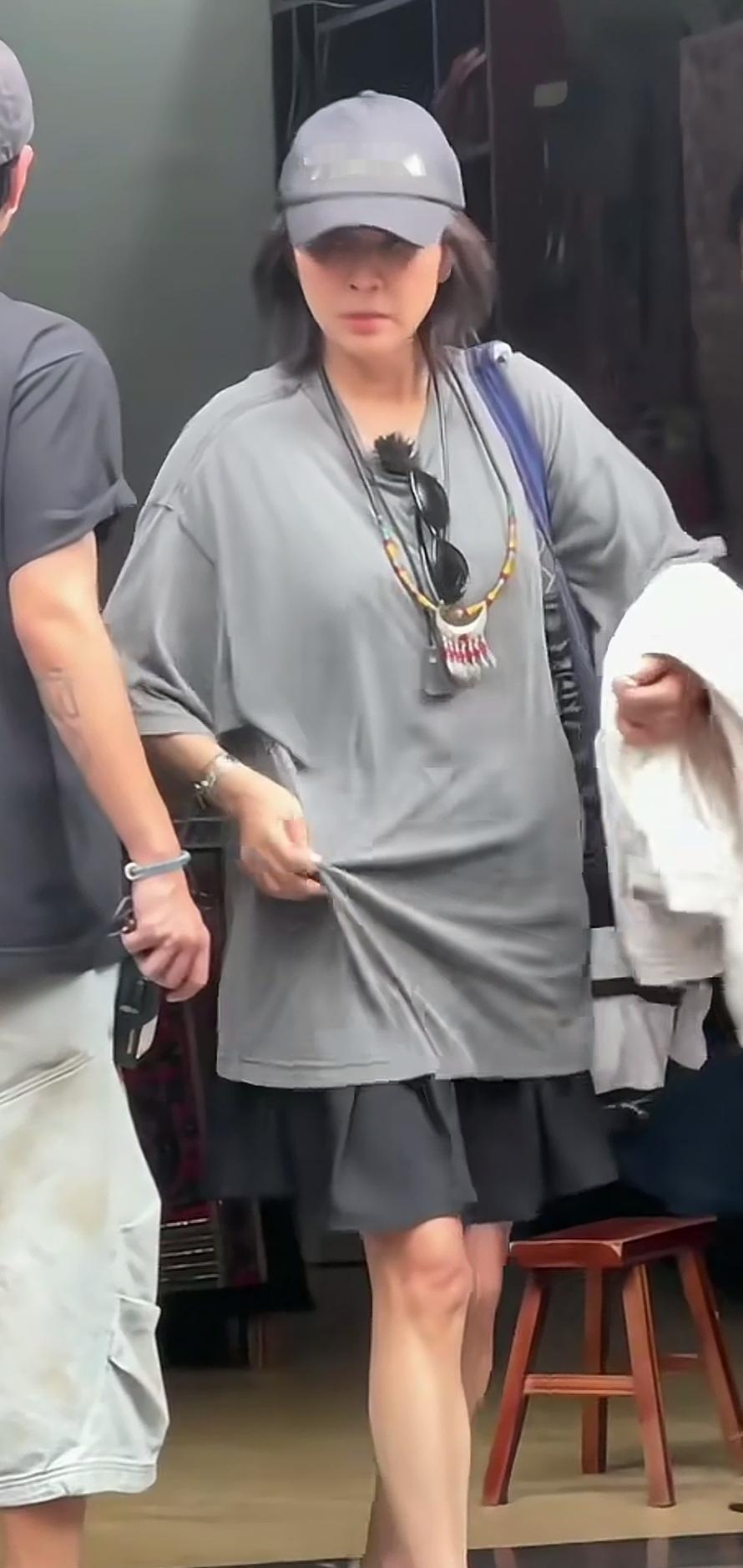 哦，老天！刘嘉玲这身穿搭，好像翻车了耶，一眼看去还以为她怀孕了……说实话，不