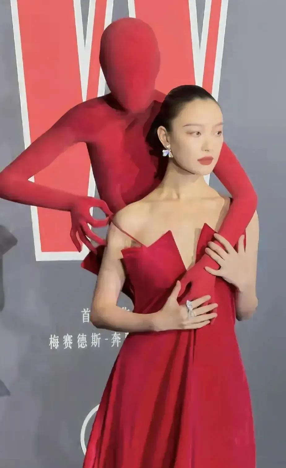 倪妮，扛着一个假人，都要被自己尬死了！这衣服倪妮是真敢穿，假人捂胸，提肩带，要