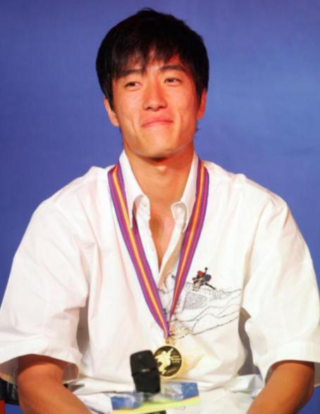 2004年，刘翔拿出一套市价225万的房子，送给自己的教练孙海平。记者追着他问：