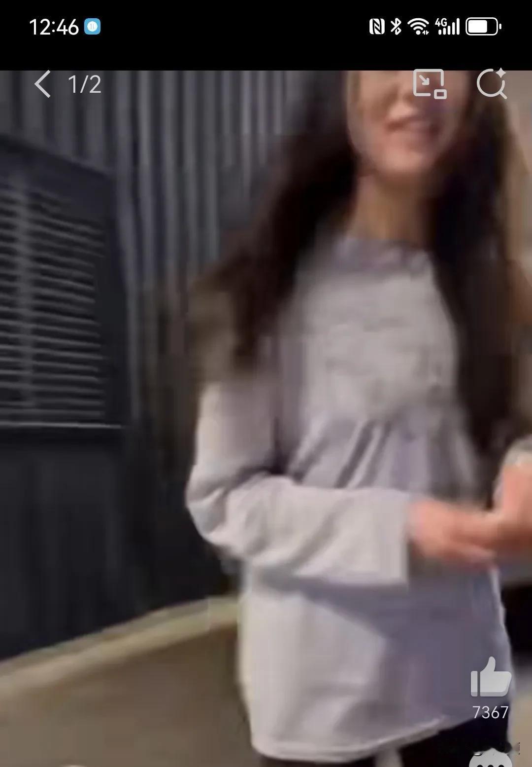 好险，差点又一个董某萍。女子拿着折叠刀悄悄靠近男童，被两名男子冷静出手拿下。