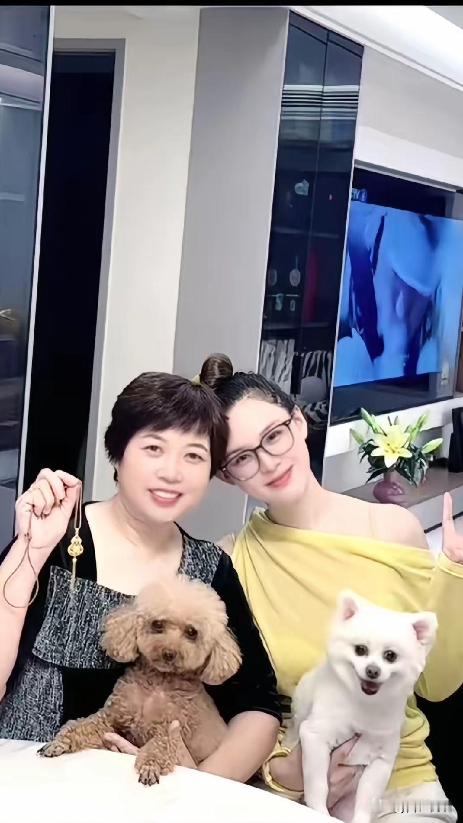 注意！注意！周边有张五部出没！哈哈孝顺的张五部又出山了原来是她妈妈过生