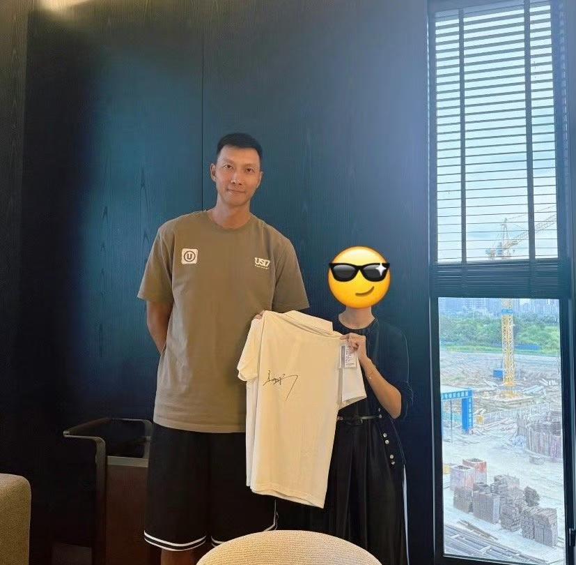 易建联还是大心脏又开始出来试水活动了！本想借央5复篮球公园出的易建联，节目在