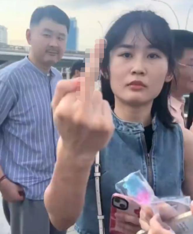 2024年，中国大陆游客到新加坡，被香港女子大喊：“中国人滚回中国！”谁知道，当