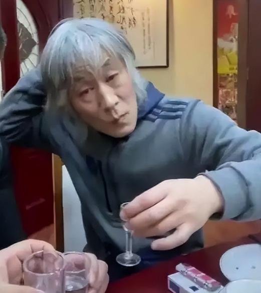 在八九十年代的内地乐坛，有这样一位传奇人物——他就是常宽。20岁前就创下专辑销量