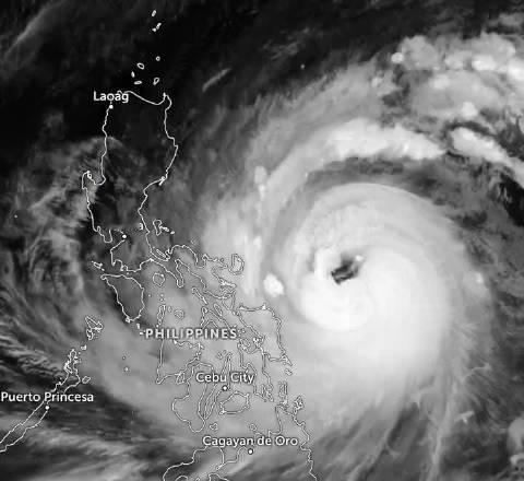 今天凌晨凤凰在菲律宾近海加强为超强台风，从早上扫描可以看到凤凰12级飓风圈极其庞