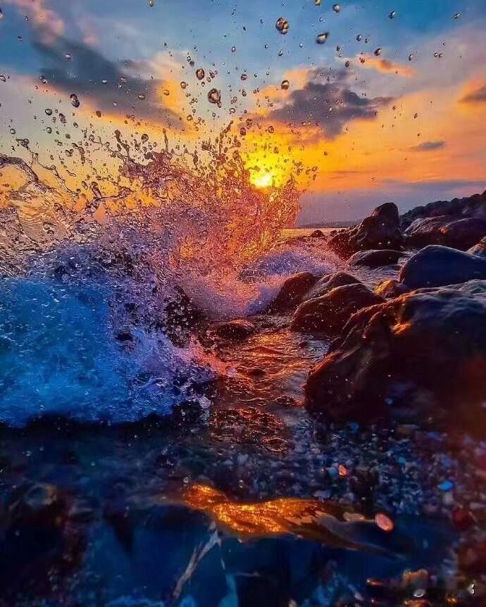 日落海滩，真的是浪漫到骨子里的存在。当落日一点点坠向海平面，余晖如碎金般洒在海面