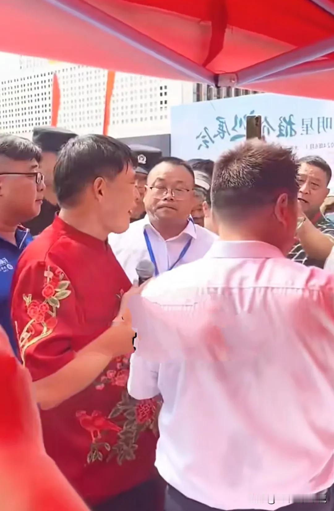 大衣哥朱之文抵达哈尔滨演出现场，粉丝爆满，台下大衣哥朱之文在演出现场和高安交流，
