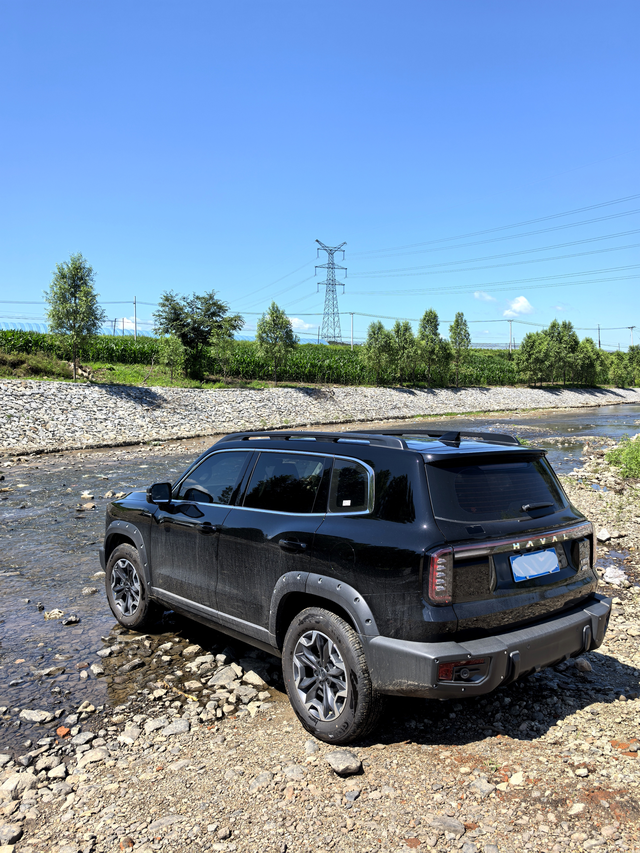 四驱大狗初次体验小溪河道找了一个有山有水有树林的地方，到了发现小溪的水不深，想