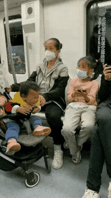 奶奶带三个孙子坐地铁，最小那个孙子不停的哭闹，奶奶非常生气，一气之下就上去扇孙子