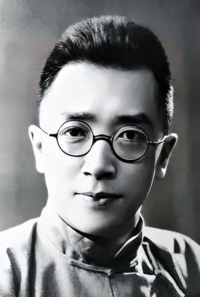 1923年，胡适与表妹曹诚英在杭州烟霞洞留影，当时的胡适在杭州修养，表妹长伴身边