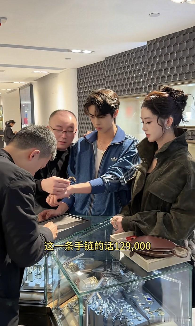 盈公主给纳迪尔买了一条手链和项链，一共是233600，纳迪尔当场差点没晕倒。