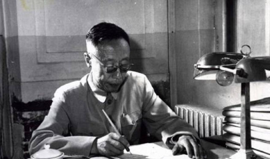 张铁生出狱后，找工作求职四处碰壁，原来的同事和朋友都像躲瘟神一样躲着他，