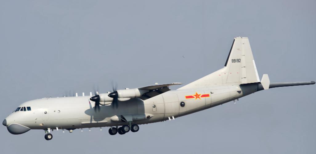 根据中国国防部的消息，东部战区一架运-8反潜巡逻机在东海例行巡逻时，遭遇不明航空