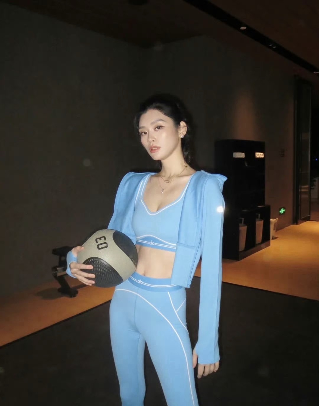 奚梦瑶：这马甲线是真实存在的吗？超模自律起来太吓人了