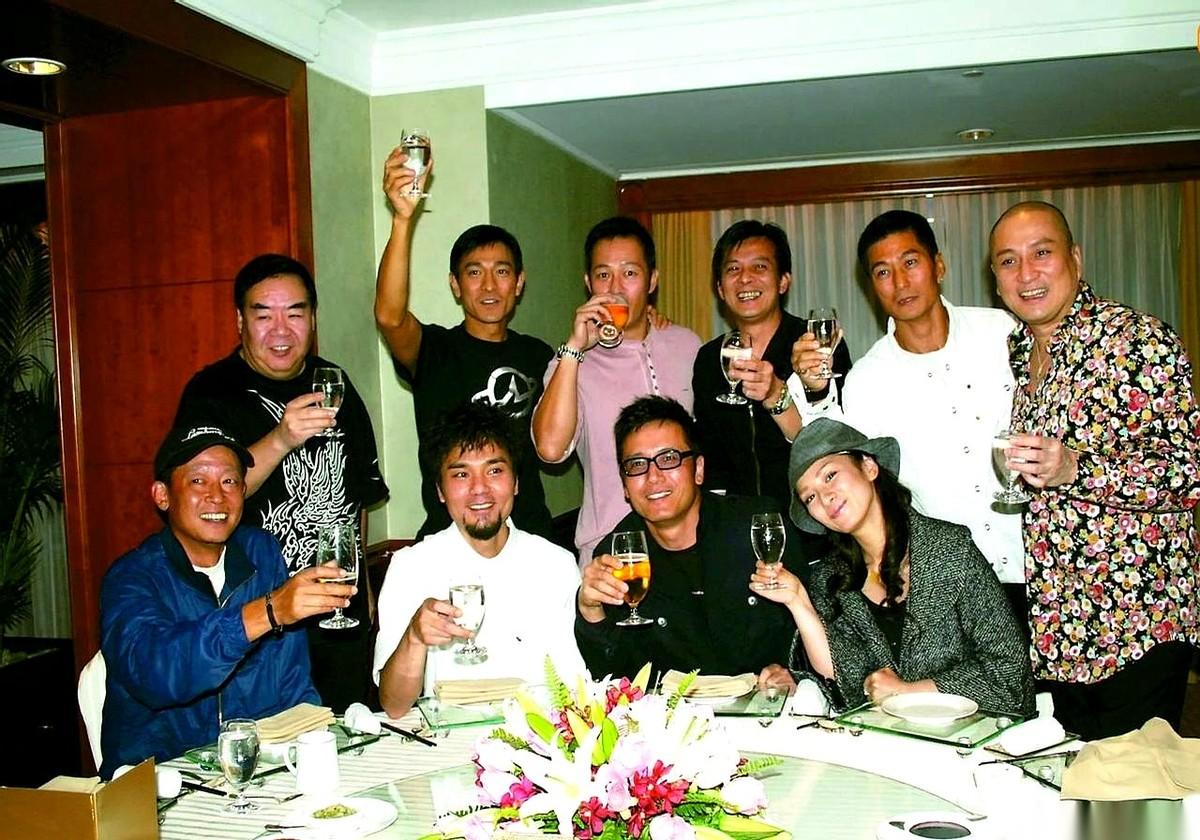 2007年，上海。刘德华演唱会刚落幕，他转头就豪掷15万，摆下四桌大闸蟹庆功。在