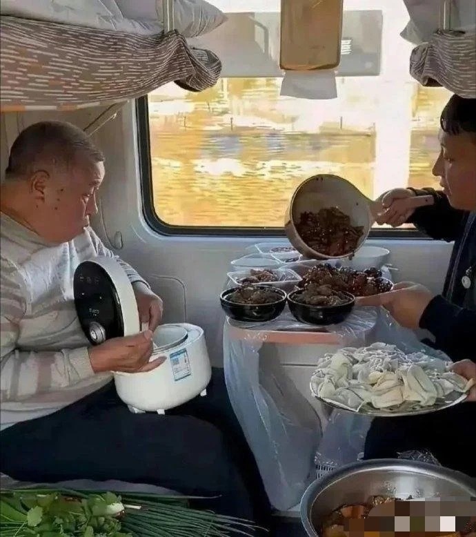 乘务员估计头都大了，这管还是不管好啊？？​​​