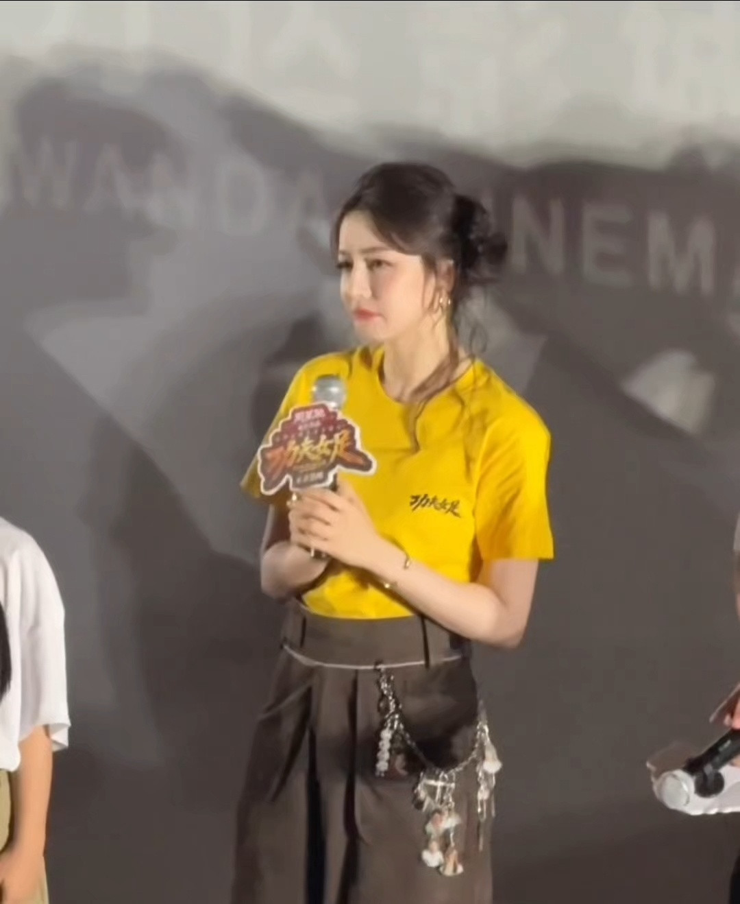 导演又把钰珑夸害羞了迪丽热巴迪丽热巴新人美时期迪丽热巴这是红牌不是奖牌