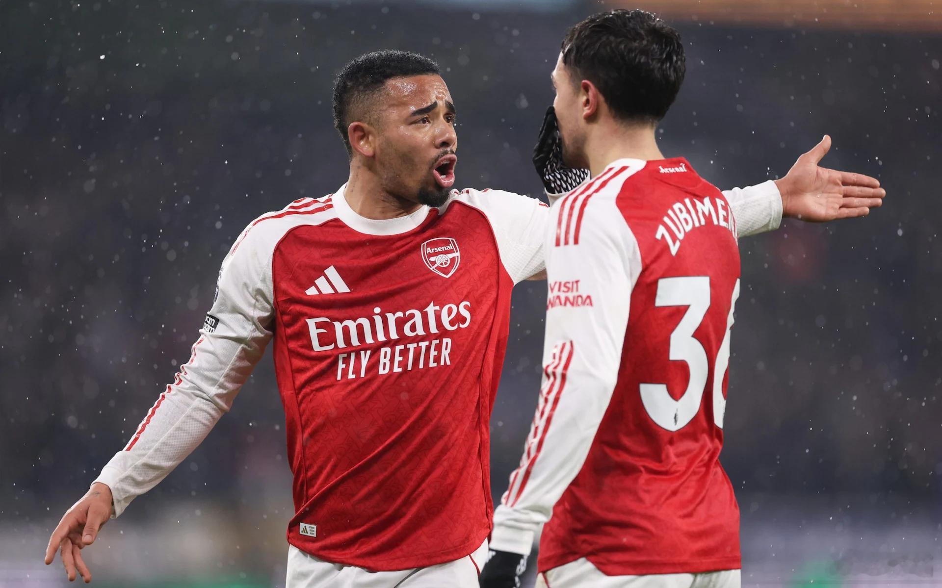 狼队2比2阿森纳冬天还没结束，气温迅速升高，有了春天的气息，那种熟悉的感觉又回