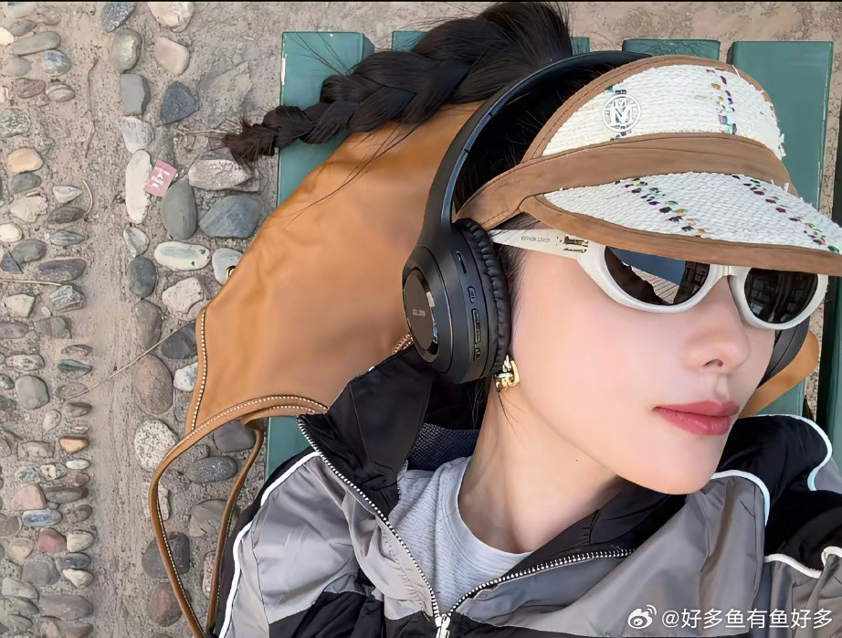 张嘉倪现在是彻底躺平了吧，她晒出近照，风格大变，没离婚前走淑女风，离婚后打扮贵气