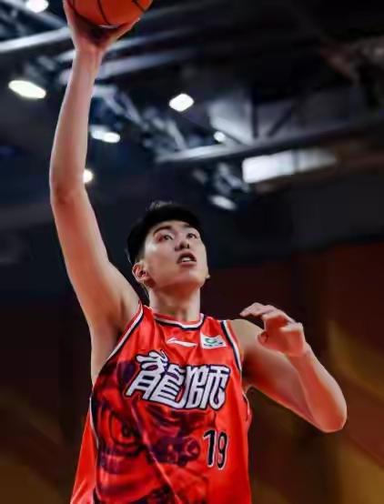 徐昕挺可怜的，肯努力有天赋的一个球员，也有能力打首发，可是在生涯最关键的时期，在