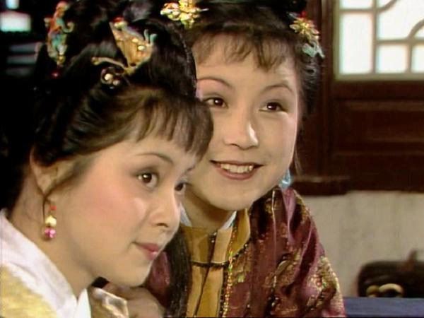 螃蟹宴其实是这样的：探春提议起个诗社，大家反应热烈，当下就议定了章程，并且作了《