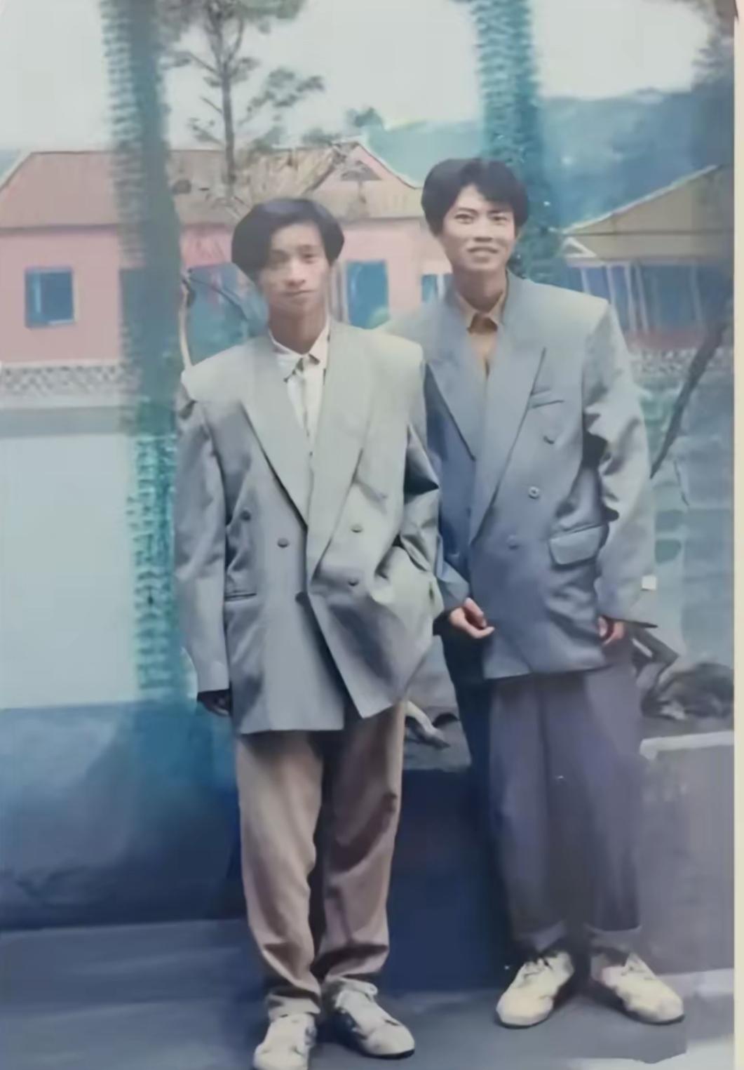 昨天翻我妈旧相册，看见她十七岁穿西装配白球鞋站在校门口，我笑出声。她没笑，只说：