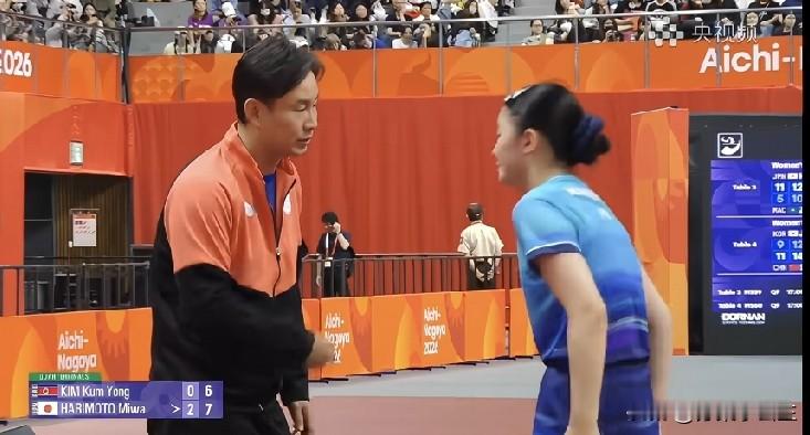 有网友问:这个日本教练指导张本美和时，为什么用中文？其实日本女队主教练中泽锐原名王锐，是河北队的，和