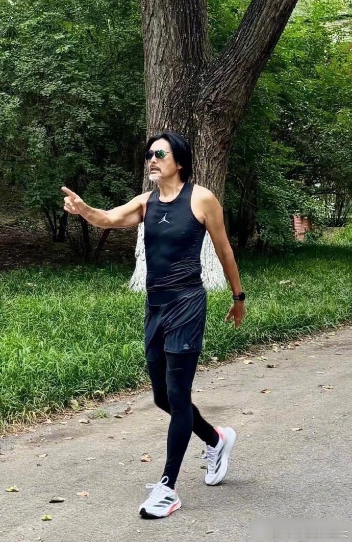 71岁的周润发在北京朝阳公园跑步，身体状态好极了
