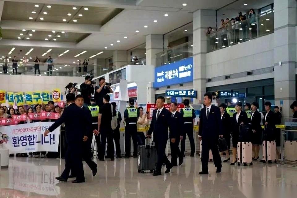 韩国队世界杯出局，坐飞机回国那天，仁川机场挤满了人。闪光灯像白色的瀑布，主教练