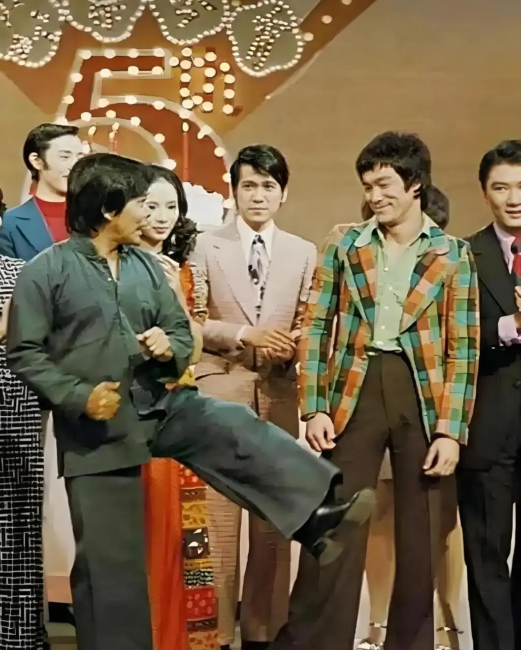 70年代初，李小龙主演的《唐山大兄》取得了很好的反响，趁热打铁，他参加了金牌主持
