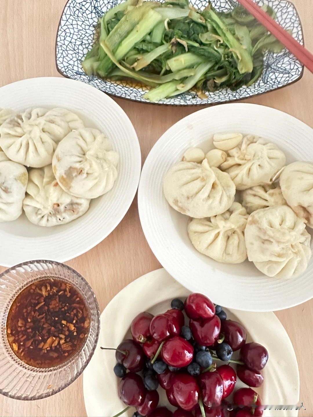 婆婆尝了口包子，说太咸了，转身就去厨房拿馒头就咸菜吃。换作以前，我早赶紧道歉