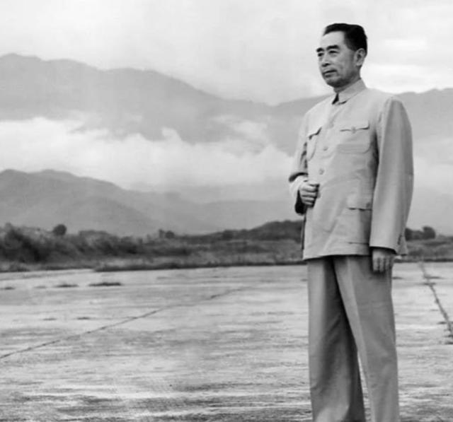 1930年，蒋介石这边刚下达暗杀周恩来的密令，陈赓就接到了一个女子的密电：“今晚