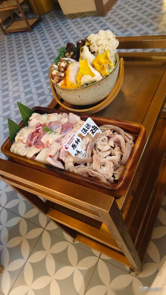 男人喜欢18岁，只不过是喜欢年轻的性资源。好吧，其实女人也一样。昨晚和一位认