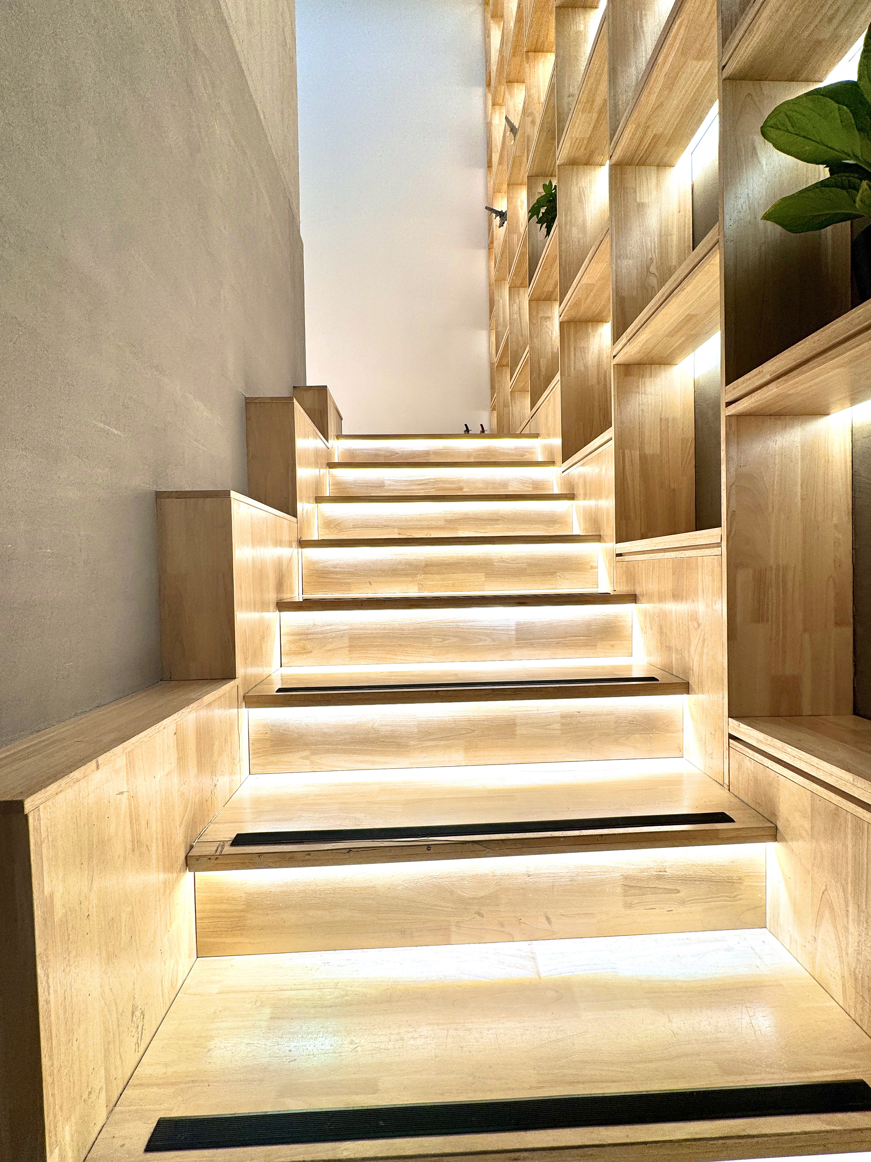 好喜欢我们公司有灯带的楼梯呀被灯带包围的楼梯太有氛围感了