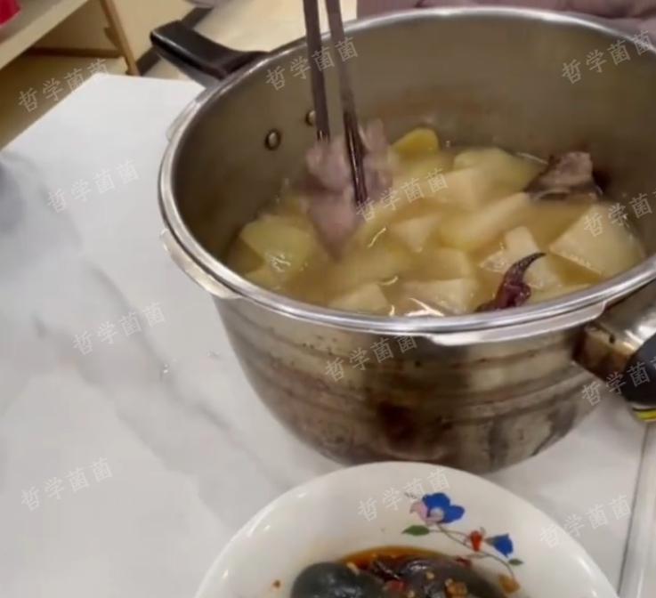 婆婆吃饭时间总会端着两大碗饭，向外面走去，跟在婆婆后面的儿媳妇，看到的一幕，瞬间