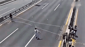 国外的环保主义者是这样拦车的[捂眼睛]就是让这些人吃的太饱了，撑得慌，不知道的还以为